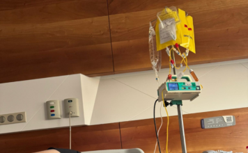 Tânăr student, în remisie după un cancer rar, internat pentru transplant autolog. Tratamentul post-transplant este esențial pentru a preveni recidiva