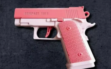 O femeie care a cumpărat un pistol cu apă de pe internet a fost amendată în Elveția și condamnată la 5 zile de închisoare