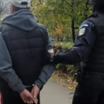 Violențe într-o comună din Iași. Trei bărbați au fost reținuți după ce au intrat cu furci și topoare peste o persoană. Victima a informat Poliția despre problemele unuia dintre agresori