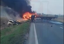 FOTO Accident înfiorător pe o șosea din Vaslui. un autoturism a fost făcut zob, iar un TIR a luat foc. O persoană a decedat