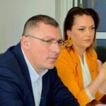 Cine scapă de restructurări: super-funcționarul cu salariu mai mare decât al prefectului și muncitorul cu soția angajată la cabinetul „vice-lui” de la CJ