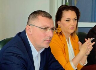 Cine scapă de restructurări: super-funcționarul cu salariu mai mare decât al prefectului și muncitorul cu soția angajată la cabinetul „vice-lui” de la CJ