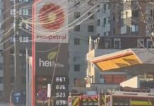 VIDEO Incendiu la stația Rompetrol din strada Niciman. Un tomberon a fost cuprins de flăcări