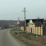 700 de ieșeni, abandonați în afara civilizației. Zilnic, merg pe jos șase kilometri până la prima stație de autobuz. Primarul: „Motive economice”. Transportatorul: „Drumul e îngust”