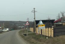 700 de ieșeni, abandonați în afara civilizației. Zilnic, merg pe jos șase kilometri până la prima stație de autobuz. Primarul: „Motive economice”. Transportatorul: „Drumul e îngust”