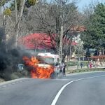 FOTO VIDEO Ambulanță cuprinsă de flăcări la Strunga: intervenție rapidă a pompierilor