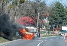 FOTO VIDEO Ambulanță cuprinsă de flăcări la Strunga: intervenție rapidă a pompierilor