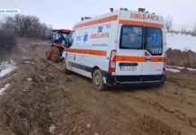 VIDEO- Al doilea pacient mort în comuna ieșeană Mădârjac după ce ambulanța s-a împotmolit pe drumul județean. Primul a decedat săptămâna trecută