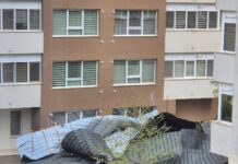 Cod portocaliu de vânt în Iași. Acoperiș căzut peste mașini în Păcurari