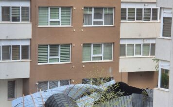 Cod portocaliu de vânt în Iași. Acoperiș căzut peste mașini în Păcurari