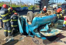 FOTO-Accident cumplit în Iași. O mașină a căzut în gol de pe pasarela Bucium după ce s-a ciocnit de un TIR