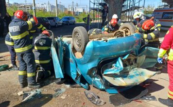 FOTO-Accident cumplit în Iași. O mașină a căzut în gol de pe pasarela Bucium după ce s-a ciocnit de un TIR