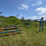 Parcul construit cu fonduri UE, la o lună de la deschidere: mlaștină în locul de joacă, echipamente degradate, cișmele nefuncționale. Primăria: „nu au fost identificate probleme, a fost recepționat”