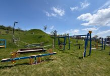 Parcul construit cu fonduri UE, la o lună de la deschidere: mlaștină în locul de joacă, echipamente degradate, cișmele nefuncționale. Primăria: „nu au fost identificate probleme, a fost recepționat”
