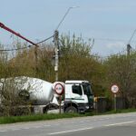 FLAGRANT: Muncitorii și utilajele care amenajează pistele de biciclete lucrează în secret pe moșia primarului!