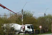 FLAGRANT: Muncitorii și utilajele care amenajează pistele de biciclete lucrează în secret pe moșia primarului!