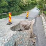 FOTO VIDEO Crater de doi metri într-o stradă din zona Platoul Însorit. Zeci de locuitori afectați