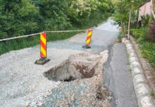 FOTO VIDEO Crater de doi metri într-o stradă din zona Paltoul Însorit. Zeci de locuitori afectați