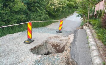 FOTO VIDEO Crater de doi metri într-o stradă din zona Platoul Însorit. Zeci de locuitori afectați