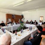 Școală transformată de primar în sală de ședințe pentru PSD. Legea interzice manifestările și propaganda politică în școli, conducerea Inspectoratului Școlar doarme