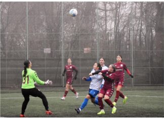 Demonstrație de curaj a fetelor de la echipa de fotbal a Poli Iași. Sportivele vorbesc despre angajări fictive, deplasări cu autocarul cu geamul spart și vestiarul folosit după antrenamentele băieților