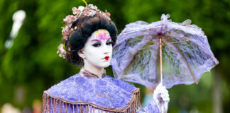 Weekend de poveste la Palas: acrobații, artă stradală, statui vivante și spectacole la Check Art Festival
