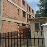 Haos imobiliar în comuna Ciurea: două duplexuri s-au transformat în blocuri care au crăpat casa vecinei. Primăria lui Cătălin Lupu i-a ignorat reclamațiile
