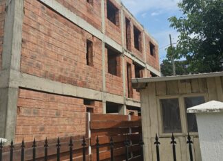 Haos imobiliar în comuna Ciurea: două duplexuri s-au transformat în blocuri care au crăpat casa vecinei. Primăria lui Cătălin Lupu i-a ignorat reclamațiile