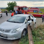 O femeie a murit din cauza unui parapet improvizat montat pe drum. Două instituții pasează vina și refuză să plătească pentru accident
