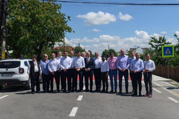 Alexe la taierea panglicii pe lotul trei axa iasi-suceava lucrari daroconstruct- iunie 2024.jpg