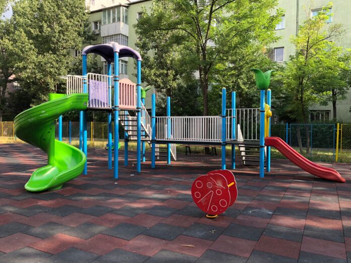 Parc joaca strada plaiesilor 5.jpg