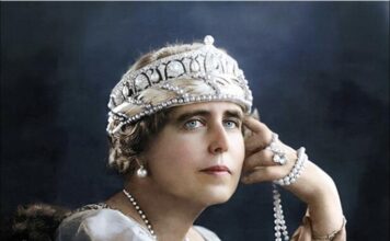 Bucata de cadavru regal , sau ,, Moaște de regină la circul din grădină ,,