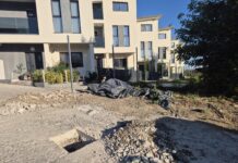Acuzații de șantaj. Locuitorii unui complex imobiliar din Bucium susțin că li s-au cerut 100.000 de euro pentru a fi lăsați să intre în case
