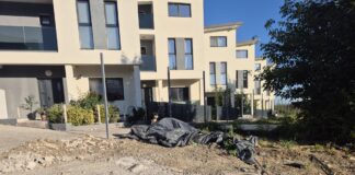 Acuzații de șantaj. Locuitorii unui complex imobiliar din Bucium susțin că li s-au cerut 100.000 de euro pentru a fi lăsați să intre în case