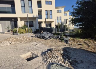 Acuzații de șantaj. Locuitorii unui complex imobiliar din Bucium susțin că li s-au cerut 100.000 de euro pentru a fi lăsați să intre în case