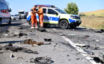FOTO, VIDEO Accident groaznic la Lețcani! Un bărbat a murit după ce o camionetă s-a răsturnat peste mașina sa
