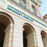 UMF a exclus dintr-un concurs propriii angajați pentru „lipsa adeverinței de la angajator”. Soții Brănișteanu lucrează din 1991 în universitate