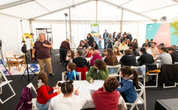 Casa Young Adult FILIT revine în parcul Palas: K-pop, manga, Dungeons & Dragons și dezbateri între liceeni (P)