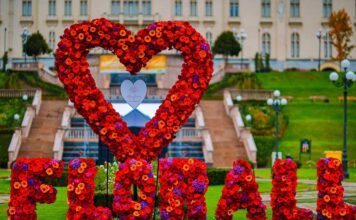 Grădina Palas, scena unui spectacol impresionant: peste 23 de instalații realizate din mii de flori naturale, Silent Disco și Serenada chitarelor, la Florall – Festivalul Artei Florale